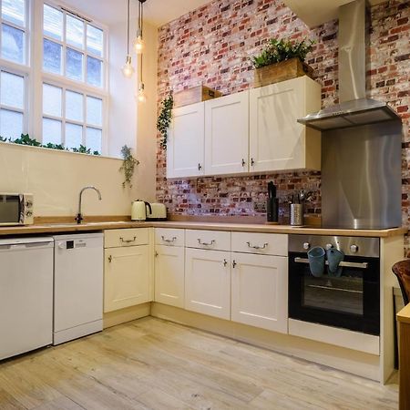 Flat 2, The Old Antiques Warehouse - Free Off-Site Health Club Access With Pool, Sauna, Steam Room & Gym Боунес он Уиндърмиър Екстериор снимка